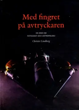 Med fingret på avtryckaren : en essä om fotografi och antropologi